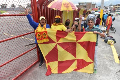 Los aficionados ya hacen fila en las afueras del estadio Gonzalo Pozo Ripalda para comprar las entradas para la gran final.