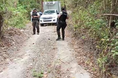 En un camino en la vía que conecta a Esmeraldas con la parroquia Tabiazo estaba el cuerpo de Bryan Obando González.