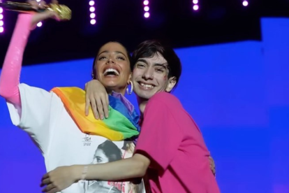 Gonzalo Moreno es el nombre del afortunado seguidor que demostró su talento en el escenario ante miles de personas.