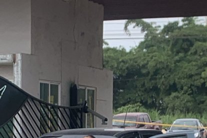 El hombre quedó tendido a un lado del automotor que conducía.