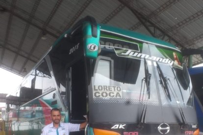 Hernán hace dos años es conductor de bus, pero antes manejaba su taxi.
