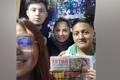 Daniel Laura, su esposa Carolina, su yerno Kevin y quien toma la foto es su hija Tifanny, felices con el diario premiado con los 50 dólares.