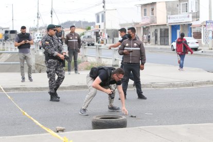 Miembros de la Policía Nacional acordonaron el área.