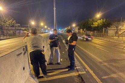 Peritos de Criminalística inspeccionaron la escena y recogieron indicios.