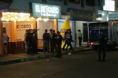 Las autoridades llegaron al sitio para hacer el levantamiento del cadáver.