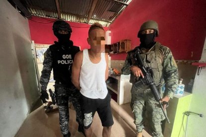 En esta operación, los agentes incautaron 1 pistola calibre 9mm, 1 Cargador de pistola, 1 celular, 2 memorias de celular, 1 chip.