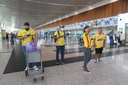 Hinchas bacelonistas se dirigen a Quito al estadio a ver al ídolo, esto sucedió en el aereopuerto