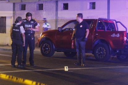 Peritos de Criminalística recogieron indicios en el lugar de los hechos.