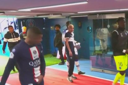 El delantero francés se tomó los genitales cuando se dirigía al vestuario del Parque de los Príncipes.