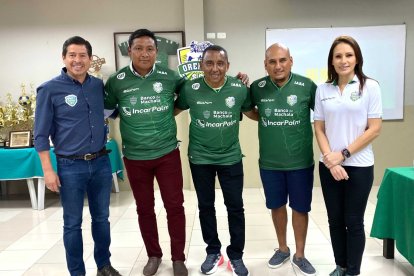 El elenco de Orense ratificó al DT Juan Carlos León (c), para la temporada 2023.