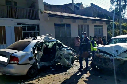 La víctimas mortales son dos jóvenes que se movilizaban en el auto y habrían fallecido instantáneamente tras el violento impacto.