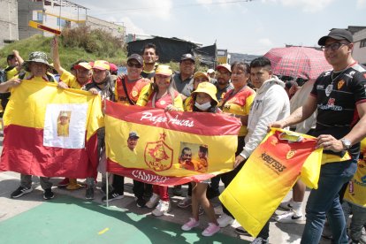 La familia Salinas acudió al estadio desde temprano. Lo hicieron con las fotos de quienes murieron sin ver al Papá Aucas en una final.  

Agencia (ag-extra ag-expreso ag-quito)