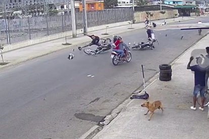 Hasta el casco se le salió a Simpson. La pareja iba sin protección en sus ‘mates’.