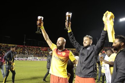 Juan Tévez y Francisco Fydriszewski, atacantes del actual campeón, celebraron a lo grande: con un par de ‘bielas’.