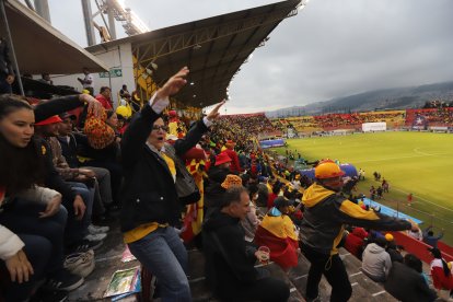 Miles de hinchas festejaron hasta más no poder, tras el título que logró Aucas.