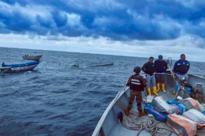 El mandatario Bukele indicó que la tripulación de ecuatorianos intentó hundir la embarcación en alta mar.