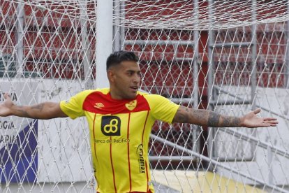 "Salís campeón y te roban el celular los mismos hinchas", publicó el mediocampista en sus historias de Instagram.