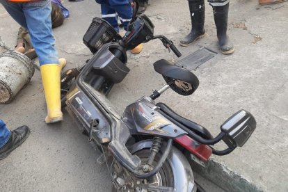 La víctima, su moto y el envase para recolectar desperdicios quedaron tirados.