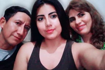 En la imagen está Juanita, en el centro, junto a sus papás.