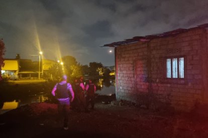 El cuerpo de William Zamora fue hallado  junto al estero. Policías llegaron al sitio.