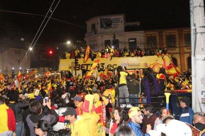 En el parque de El Arbolito se dieron cita miles de hinchas de Aucas, cerca de la medianoche, para saludar a los flamantes campeones.