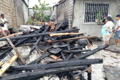 El adulto mayor vivía solo. Vecinos trataron de apagar el fuego lanzando agua en baldes y hasta en ollas