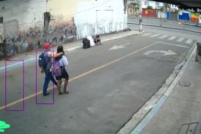 La jovencita hizo señas y alertó a las personas que pasaron junto a ella. El delincuente huyó.