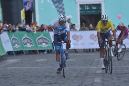 El ciclista Santiago Montenegro (i) y su celebración tras cruzar la meta en San Gabriel.