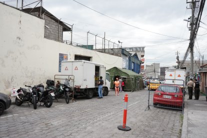 Afuera del CDP se mantiene una carpa militar y está vallado.