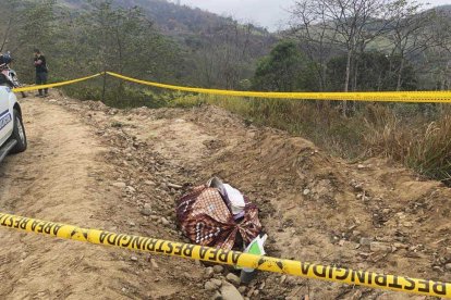 Así, envuelto en una sábana atada, abandonaron el cadáver.