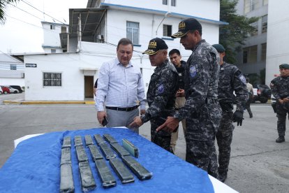 Las barras encontradas dentro del carro conducido por el trabajador de la Aduana.