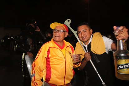 Gonzalo Correa, de 92 años, llegó a la gran final acompañado por sus vecinos.