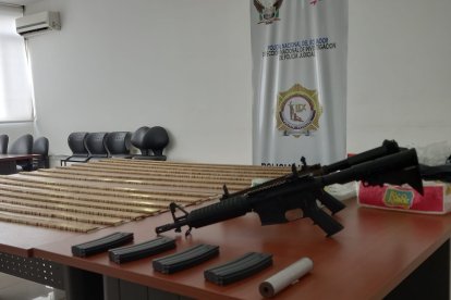 Además del armamento, los uniformados encontraron un silenciador de fabricación artesanal.