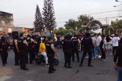 Funeral de un ciudadano acribillado terminó en enfrentamientos con la Policía, en Daule