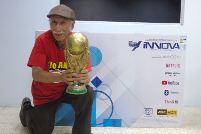 Don Pedro Carrera posó con la Copa del Mundo de EXTRA y su Smart TV, a través del cual gritará los goles de Ecuador.