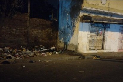 El cadáver quedó junto a una botadero de basura.