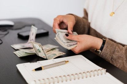 La mujer tenía dinero de las supuestas estafas en su cuenta bancaria.