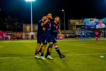 Los muchachos de Santa Rosa celebrando sus goles.