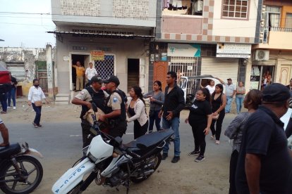 Los agentes retiraron los objetos al ingreso del cementerio general de Daule.
