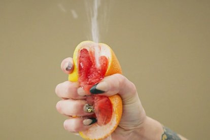 El debate continúa sobre si el squirting puede llamarse eyaculación. Aun así, los estudios y los expertos han reconocido algunas diferencias clave entre ellos.