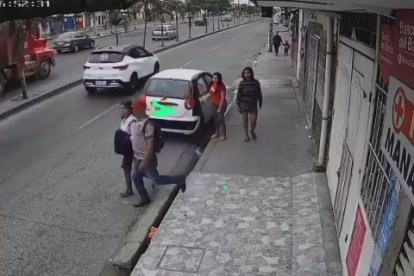 La chica es interceptada por un sujeto, que la abrazó y amenazó.  Al pasar por donde unas personas se bajaban de un carro, pellizcó a una y las alertó. Luego logró escapar del tipo.