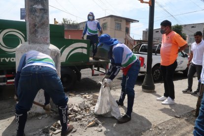 Trabajadores de Urvaseo se encargaron de recoger los escombros de la demolición.