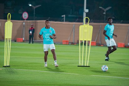 Carlos Gruezo (i) se alista para el debut con Ecuador ante Catar.