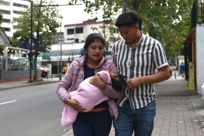 Los padres de la  pequeña viajan desde Guaranda a la capital para hacerle atender en el hospital.