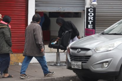 Una persona limpia la silla que quedó manchada de sangre tras el crimen en Caupicho.