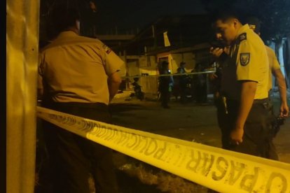 Agentes policiales buscaron varias evidencias, en el lugar donde quedó la víctima.