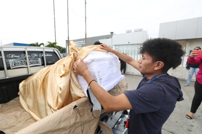 El padre del niño de 12 años acaricia el féretro blanco donde reposan los restos de su hijo mayor.