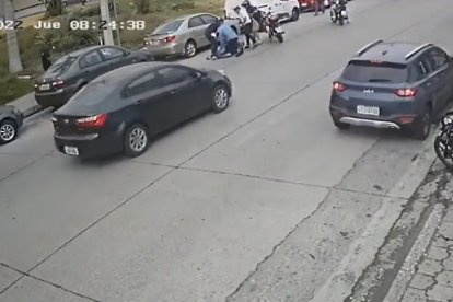 El hombre fue golpeado en una vía del norte de Guayaquil.