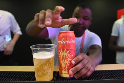 Los fanáticos solo podrán consumir alcohol en los festivales para los fanáticos y zonas con licencia.