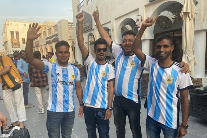 Argentinos 'morochos', como les llaman a ese país a los que no son blancos, hacen barra por este país en Catar. Son migrantes con la camiseta de Messi.